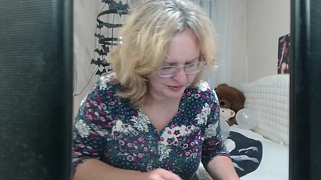 VestaWoody online show from October 12, 2025, 12:04 pm