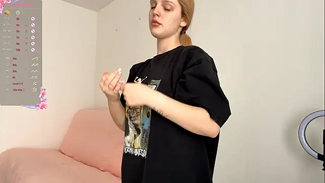 Snapshot of GilySuper chatting on February 1, 2026, 9:41 am GilySuper online show from February 1, 2026, 9:41 am