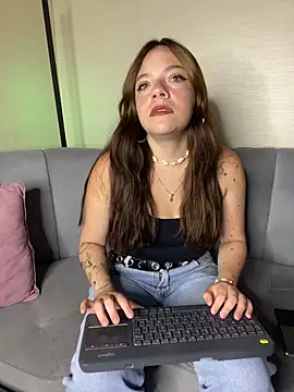 Snapshot of Emmily_pink chatting on October 8, 2025, 3:37 am Emmily pink online show from October 8, 2025, 3:37 am