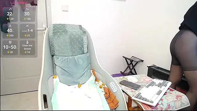 selinajuan online show from November 29, 2025, 1:03 pm