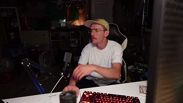 Snapshot of AverageMaleJay chatting on October 5, 2025, 2:32 am AverageMaleJay online show from October 5, 2025, 2:32 am