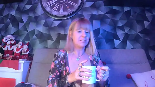 Snapshot of Delichieuse5 chatting on December 6, 2024, 8:40 pm Delichieuse5 online show from December 6, 2024, 8:40 pm