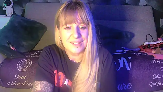 Snapshot of Delichieuse5 chatting on January 13, 2025, 11:27 pm Delichieuse5 online show from January 13, 2025, 11:27 pm