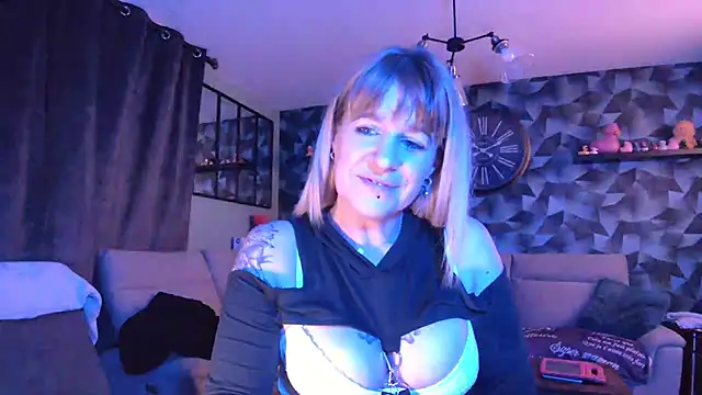 Snapshot of Delichieuse5 chatting on January 22, 2025, 9:10 pm Delichieuse5 online show from January 22, 2025, 9:10 pm