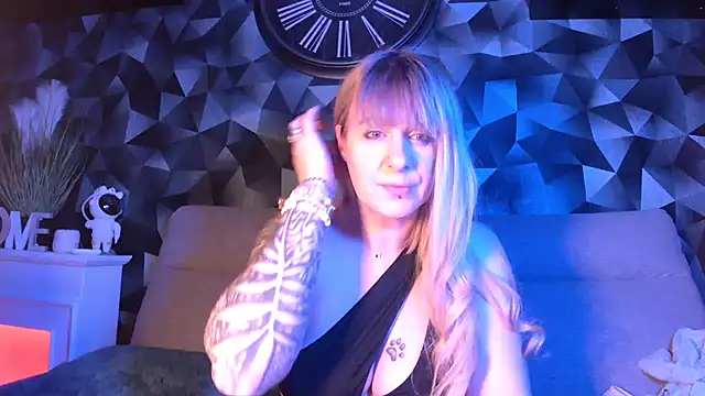 Snapshot of Delichieuse5 chatting on February 17, 2025, 8:47 pm Delichieuse5 online show from February 17, 2025, 8:47 pm