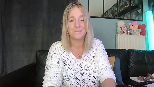 Snapshot of Delichieuse5 chatting on September 18, 2025, 7:27 pm Delichieuse5 online show from September 18, 2025, 7:27 pm