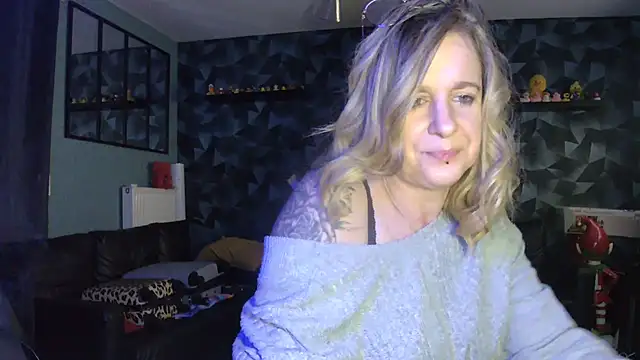 Snapshot of Delichieuse5 chatting on February 9, 2026, 8:24 pm Delichieuse5 online show from February 9, 2026, 8:24 pm