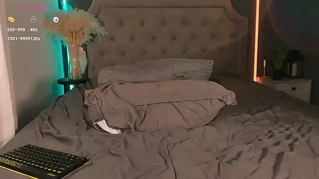 Snapshot of Asti_West chatting on October 4, 2025, 12:58 pm Asti West online show from October 4, 2025, 12:58 pm