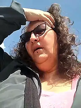 -saraqueen- online show from December 1, 2025, 3:39 pm