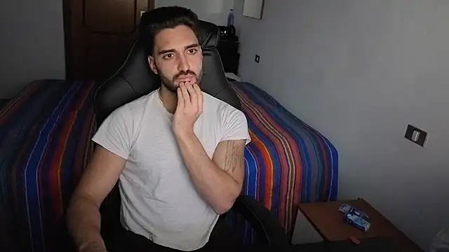 Al3xox02 online show from April 7, 2026, 6:08 pm