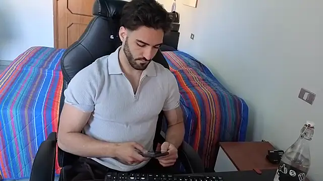 Al3xox02 online show from April 11, 2026, 11:58 am