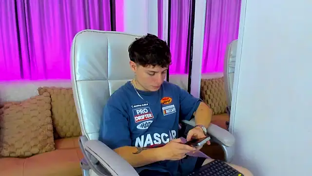 Leoo Miller online show from November 4, 2025, 4:33 am