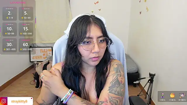 Snapshot of LoveLyy- chatting on October 7, 2025, 1:36 am LoveLyy- online show from October 7, 2025, 1:36 am