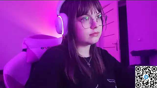 KristiBloom online show from December 14, 2025, 10:25 pm