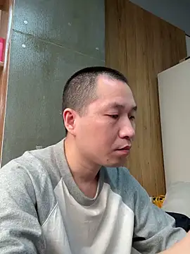 yichengm online show from October 7, 2025, 3:25 am