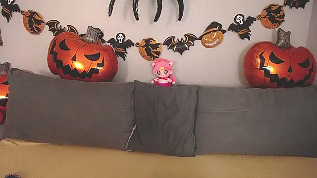 Evarey  online show from October 28, 2025, 5:44 am