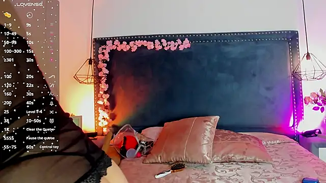 Emma Saylor online show from October 18, 2025, 7:58 pm