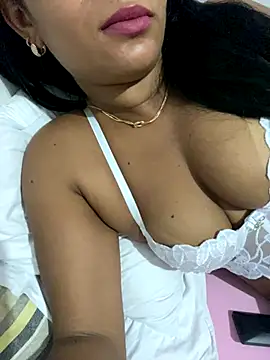 Snapshot of Brunamorenago chatting on November 6, 2025, 12:33 am Brunamorenago online show from November 6, 2025, 12:33 am