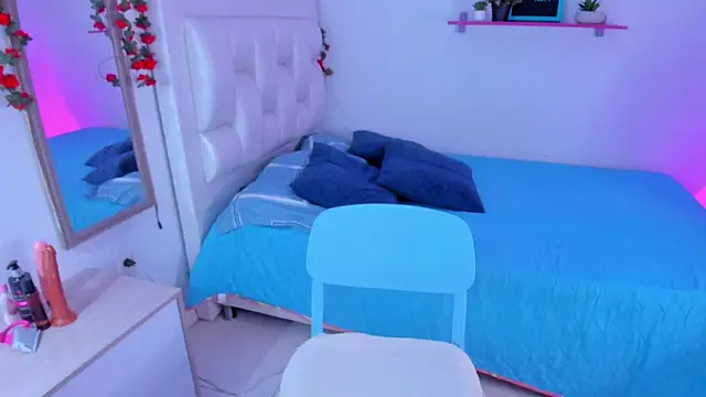 Laaura-Velez online show from December 18, 2025, 12:33 pm