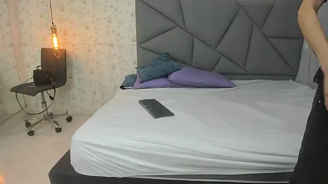 nicollandjhon online show from February 13, 2026, 11:50 am