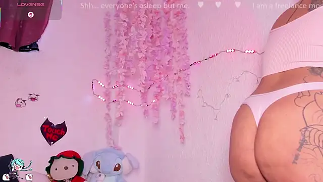 Emilycollei online show from November 2, 2025, 4:09 pm