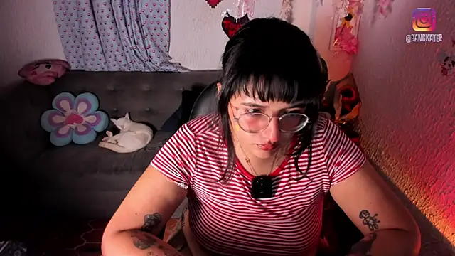 Snapshot of Emilycollei chatting on April 23, 2026, 4:46 am Emilycollei online show from April 23, 2026, 4:46 am