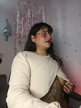 Snapshot of Emilycollei chatting on May 18, 2026, 3:07 pm Emilycollei online show from May 18, 2026, 3:07 pm