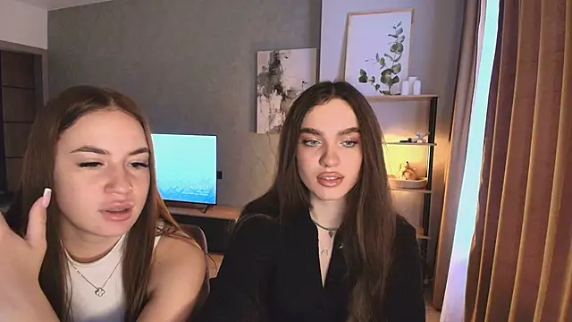 MayaGlow online show from November 30, 2025, 5:22 am