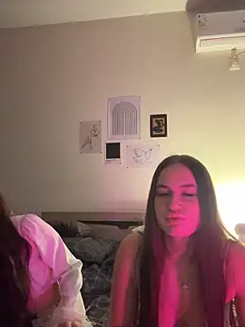 MayaGlow online show from December 20, 2025, 5:47 am