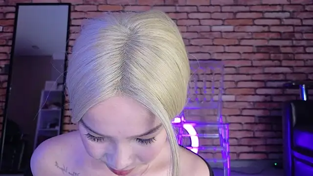 saya li1 online show from October 28, 2025, 7:49 pm