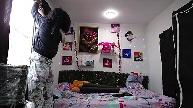 thianahorny online show from April 10, 2026, 12:32 pm