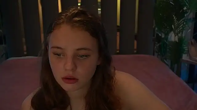 Snapshot of SnowWhiti chatting on October 18, 2025, 1:34 pm SnowWhiti online show from October 18, 2025, 1:34 pm