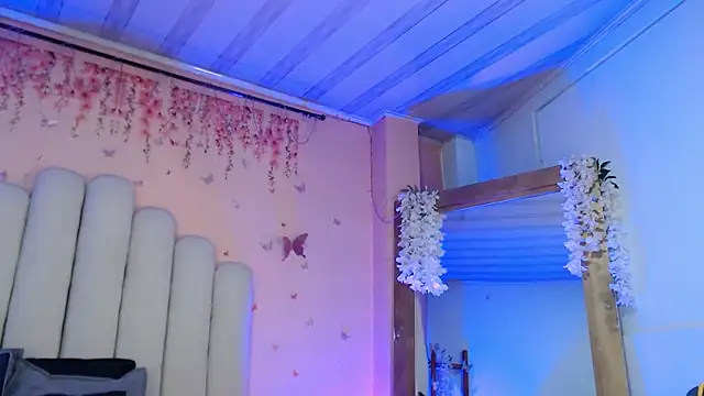 SweetRenata  online show from October 27, 2025, 11:25 am