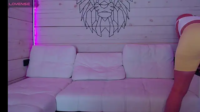 CandyBunie online show from February 13, 2026, 3:24 am