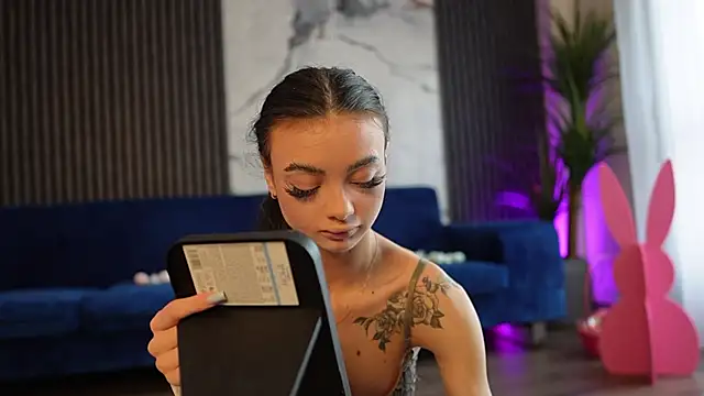 RachelRavee online show from April 6, 2026, 4:46 am