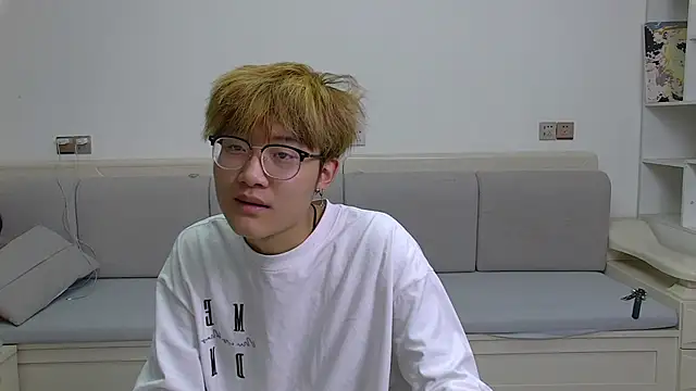 KK-cuteboy online show from March 29, 2026, 11:32 am