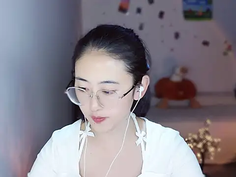 Queena  online show from December 15, 2025, 7:45 am