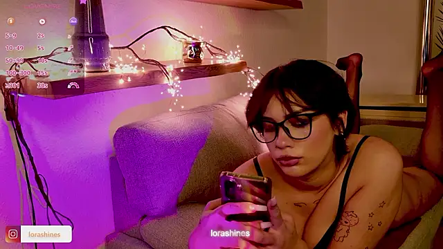 LoraShines online show from February 5, 2026, 6:56 pm