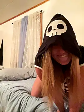 SugarMilkandHoney online show from October 24, 2025, 1:24 am