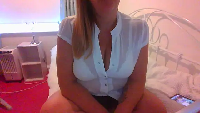 Snapshot of BbwGreenEyes69_ chatting on October 9, 2025, 8:01 am BbwGreenEyes69  online show from October 9, 2025, 8:01 am
