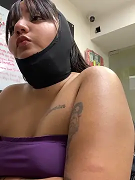 Snapshot of AlinaVega chatting on November 8, 2025, 11:47 pm AlinaVega online show from November 8, 2025, 11:47 pm