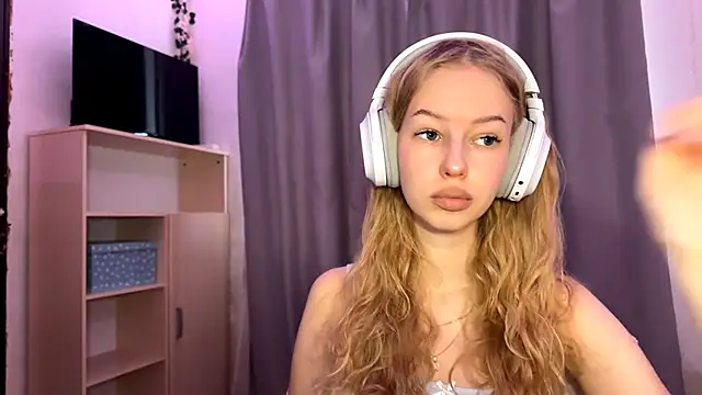 LunaCrave online show from October 16, 2025, 11:11 am