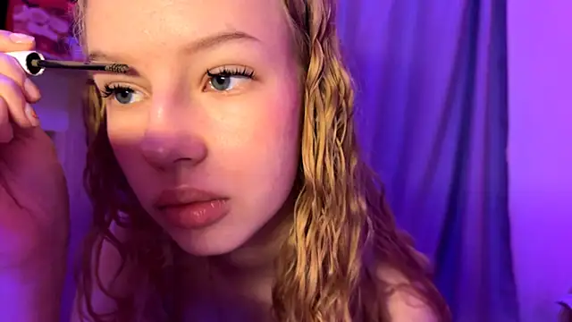 LunaCrave online show from November 28, 2025, 12:41 pm