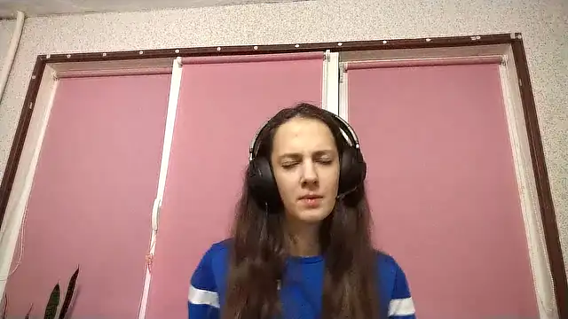 DominiqueFarria online show from October 16, 2025, 3:35 pm