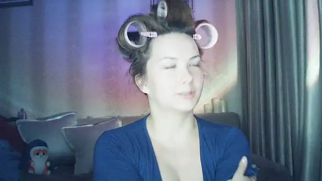 Snapshot of MoodieMira chatting on February 16, 2026, 3:19 pm MoodieMira online show from February 16, 2026, 3:19 pm