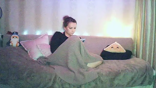 Snapshot of MoodieMira chatting on February 25, 2026, 6:28 pm MoodieMira online show from February 25, 2026, 6:28 pm