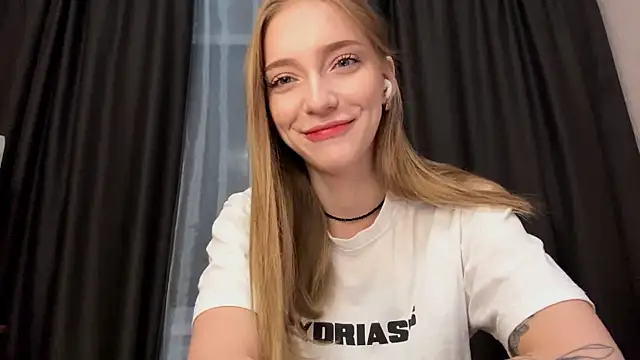 EvaPeace online show from October 15, 2025, 6:52 pm