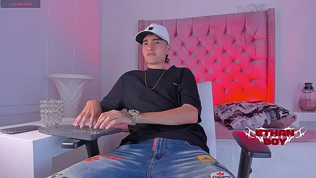 Snapshot of Ethan_Boy_ chatting on December 4, 2025, 8:39 pm Ethan Boy online show from December 4, 2025, 8:39 pm