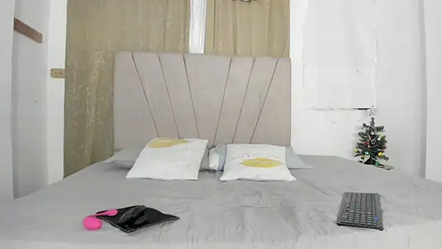 Nina keller  online show from December 3, 2025, 11:14 pm