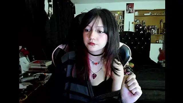 Maki Zein  online show from March 21, 2026, 3:44 am